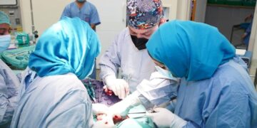 المستشفى السُّلطاني ينجح في إجراء عملية معقدة لاستئصال الغدتين الكظريّتين والقولون