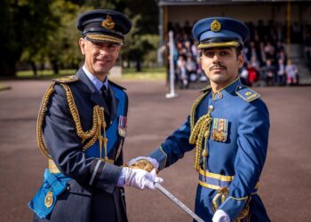 ضابط من سلاح الجو يحصل على سيف الشرف الدولي من المملكة المتحدة