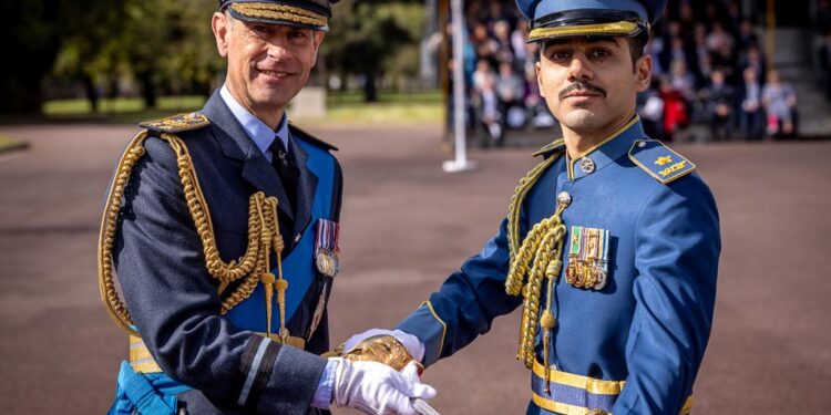 ضابط من سلاح الجو يحصل على سيف الشرف الدولي من المملكة المتحدة