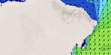 تنبيه بإرتفاع موج البحر على سواحل سلطنة عمان