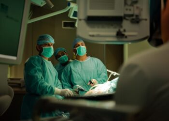 الأولى من نوعها.. المستشفى السُّلطاني يجري عملية جراحية لإنقاص وزن طفل بعمر 8 سنوات