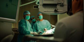 الأولى من نوعها.. المستشفى السُّلطاني يجري عملية جراحية لإنقاص وزن طفل بعمر 8 سنوات