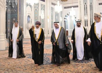 حاكم إمارة الشارقة يزور جامع السُّلطان قابوس الأكبر ببوشر