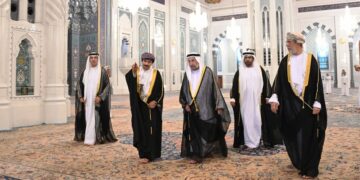حاكم إمارة الشارقة يزور جامع السُّلطان قابوس الأكبر ببوشر