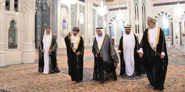 حاكم إمارة الشارقة يزور جامع السُّلطان قابوس الأكبر ببوشر
