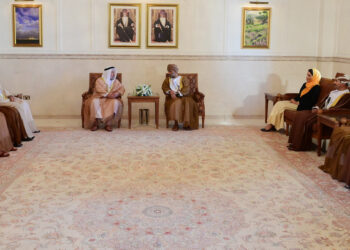 حاكمُ الشارقة يزور مركز جامعة السُّلطان قابوس الثقافي