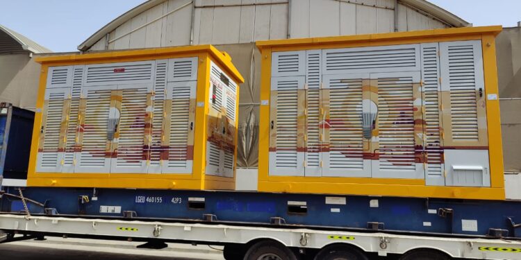 مصنع الاتحادية للمحولات الكهربائية بالسلطنة يعلن عن تسليم أول دفعة من المحطات المدمجة “لـكهرماء” القطرية