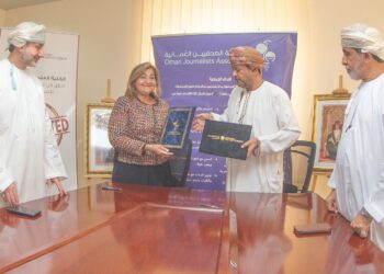 توقيع مذكرة تفاهم بين جمعية الصحفيين العمانية والكلية العلمية للتصميم
