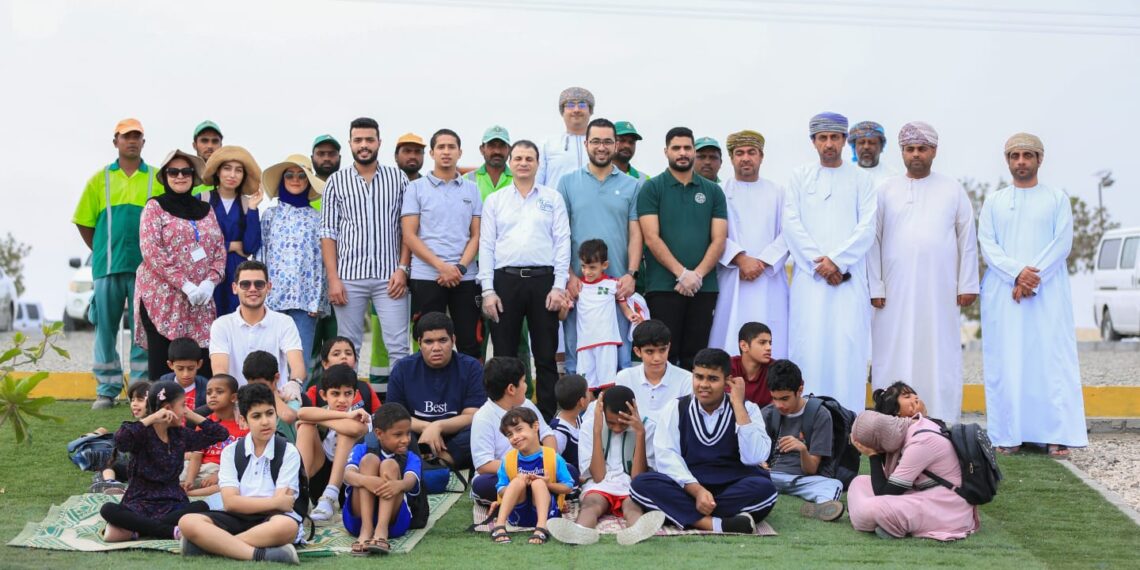 بمشاركة دائرة البلدية .. مركز تمكين لتأهيل الأشخاص ذوي الإعاقة ينظم حملة نظافة بشاطئ الخابورة
