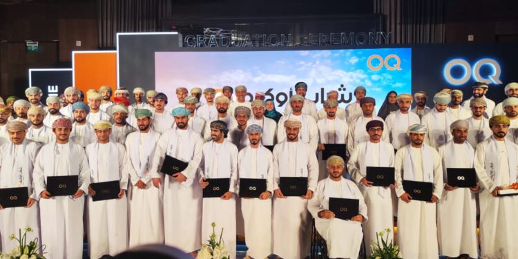 وزير العمل يرعى تخريج 220 خريجًا وخريجةً من برنامج التدريب المقرون بالتوظيف في أوكيو 1 وزير العمل يرعى تخريج 220 خريجًا وخريجةً من برنامج التدريب المقرون بالتوظيف في أوكيو