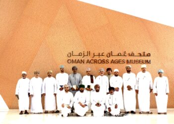 وفد جمعية الصحفيين العمانية يزور متحف عمان عبر الزمان