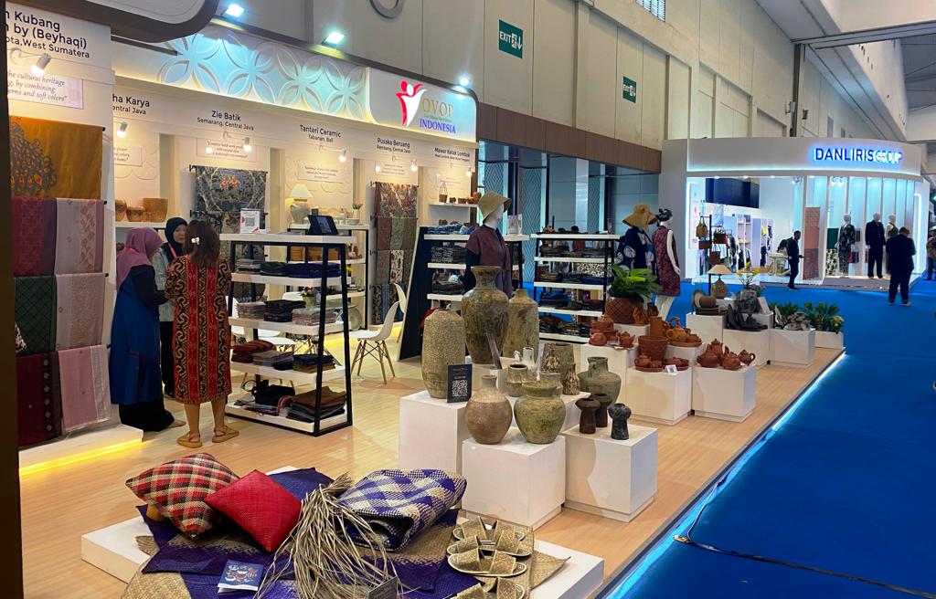 وفد رجال أعمال محافظتي ظفار والداخلية يجتمعون برجال الأعمال الإندونيسيين 3 4ab10dc7 92da 42bb 81af e11600dd6615