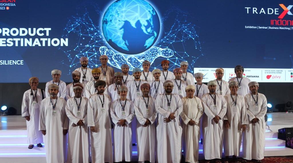 وفد رجال أعمال الداخلية وظفار يشاركون في فعاليات معرض إندونيسيا التجاري الدولي الثامن والثلاثون