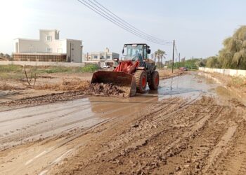 فتح وتنظيف الطرق والمعابر المتأثرة في الخابورة جراء الحالة الجوية