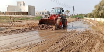 فتح وتنظيف الطرق والمعابر المتأثرة في الخابورة جراء الحالة الجوية