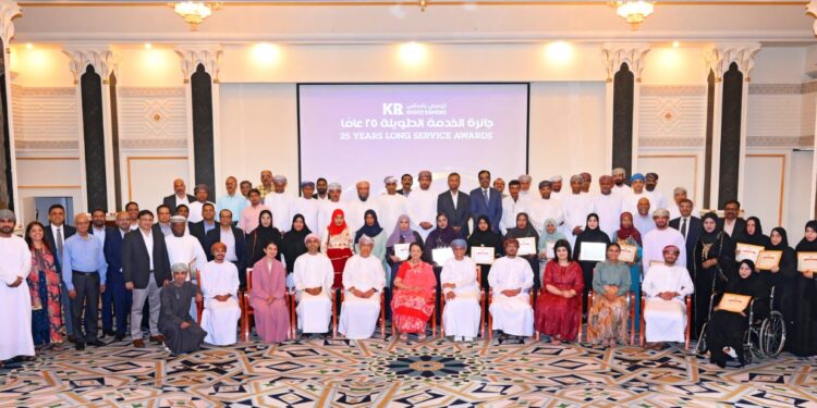 مجموعة كيمجي رامداس تتوج عدداً من موظفيها بجائزة الخدمة الطويلة