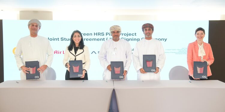 التوقيع على إتفاقية إجراء دراسة مشتركة لإنشاء محطة التزود بوقود الهيدروجين الأخضر بين وزارة النقل و أوكيو النفط العمانية للتسويق واسياد ومجموعة إيرليكيد