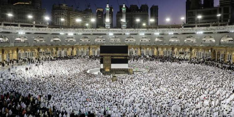 فتح باب التسجيل للراغبين في أداء شعيرة الحج من سلطنة عُمان لموسم 1445هـ
