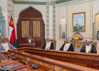 قرار بترقية الموظفين العُمانيين لدى وحدات الجهاز الإداري للدولة