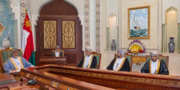 قرار بترقية الموظفين العُمانيين لدى وحدات الجهاز الإداري للدولة