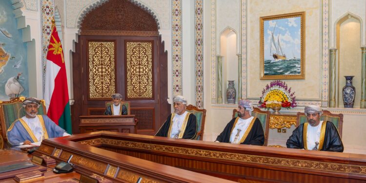 قرار بترقية الموظفين العُمانيين لدى وحدات الجهاز الإداري للدولة