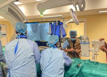 فريق طبي من مستشفى صحار ينجح في إجراء أول عملية قسطرة دماغية