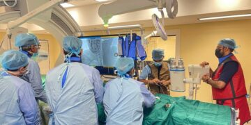 فريق طبي من مستشفى صحار ينجح في إجراء أول عملية قسطرة دماغية