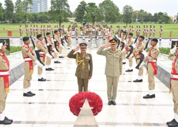 قائد الجيش السُّلطاني العُماني يلتقي بمسؤولين عسكريين من باكستان