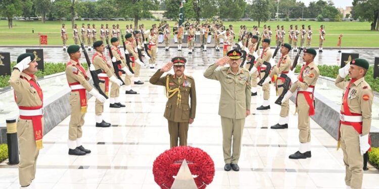 قائد الجيش السُّلطاني العُماني يلتقي بمسؤولين عسكريين من باكستان