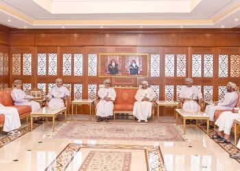 وزير الداخلية يلتقي رئيس وأعضاء اللجنة العليا لانتخاب أعضاء مجلس الشورى