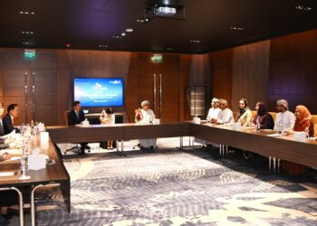 شركة “إس كيه هاينكس” الكورية تطلع على الفرص الاستثمارية في مجال أشباه الموصلات بسلطنة عُمان