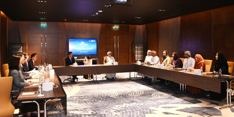 شركة "إس كيه هاينكس" الكورية تطلع على الفرص الاستثمارية في مجال أشباه الموصلات بسلطنة عُمان 1 شركة “إس كيه هاينكس” الكورية تطلع على الفرص الاستثمارية في مجال أشباه الموصلات بسلطنة عُمان