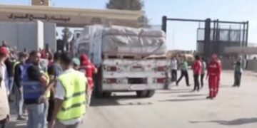 عبور أول قافلة مساعدات إنسانية عبر معبر رفح الحدودي ‏