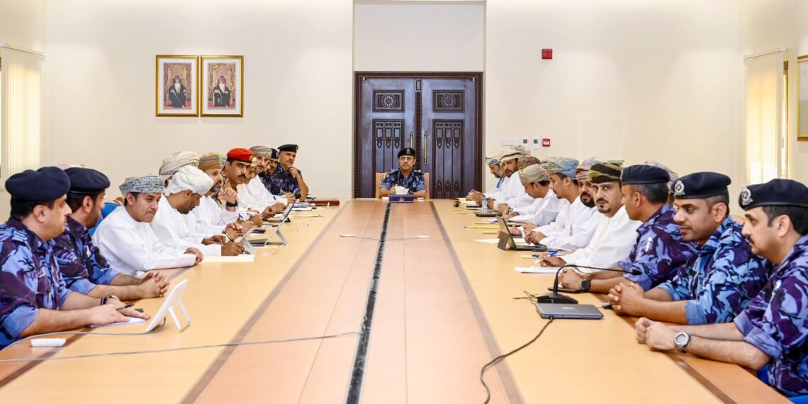 اللجنة الفرعية لإدارة الحالات الطارئة بمحافظة ظفار تؤكد جاهزية كل القطاعات للحد من تأثير الحالة المدارية “تيج”