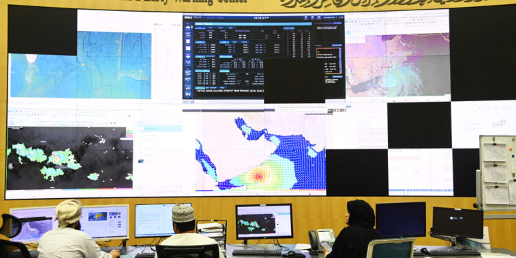 هيئة الطيران المدني: بدء التأثيرات على عدد من ولايات محافظة ظفار جراء الحالة المدارية