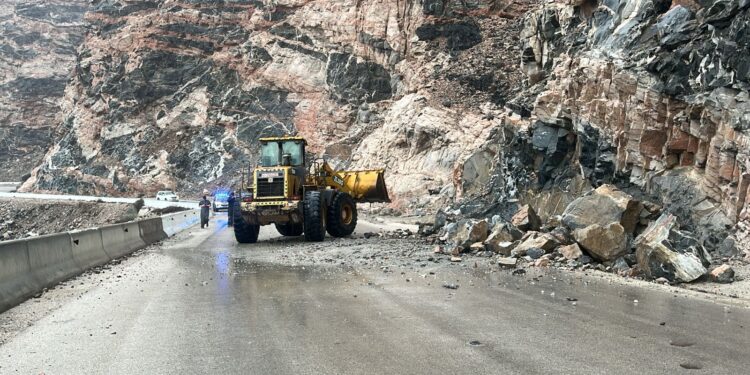 العمل جارٍ لإعادة بعض الخدمات الأساسية المتأثرة جرّاء الحالة المدارية "تيج" بمحافظة ظفار 1 العمل جارٍ لإعادة بعض الخدمات الأساسية المتأثرة جرّاء الحالة المدارية “تيج” بمحافظة ظفار