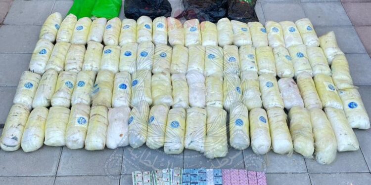 القبض على 4 أشخاص بحوزتهم أكثر من 80 كيلوجرامًا من مخدريّ الكريستال و الحشيش