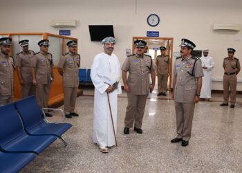 وزيرُ الداخلية يزور الإدارة العامة للأحوال المدنية بشرطة ⁧‫عُمان‬⁩ السُّلطانية