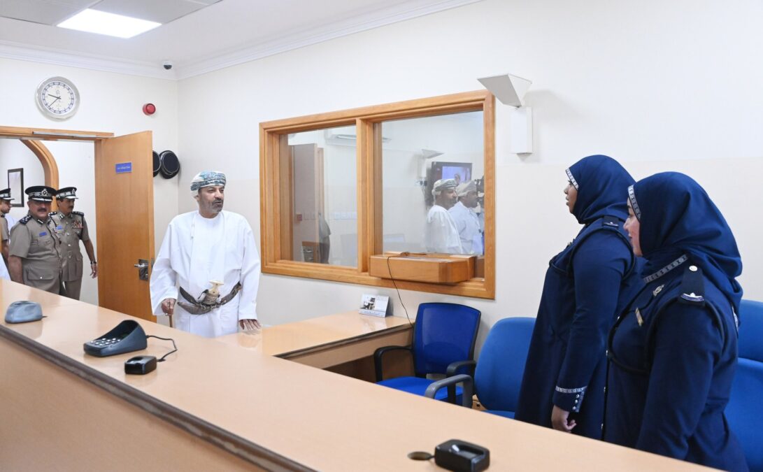 وزيرُ الداخلية يزور الإدارة العامة للأحوال المدنية بشرطة عُمان السُّلطانية 2 IMG 8043