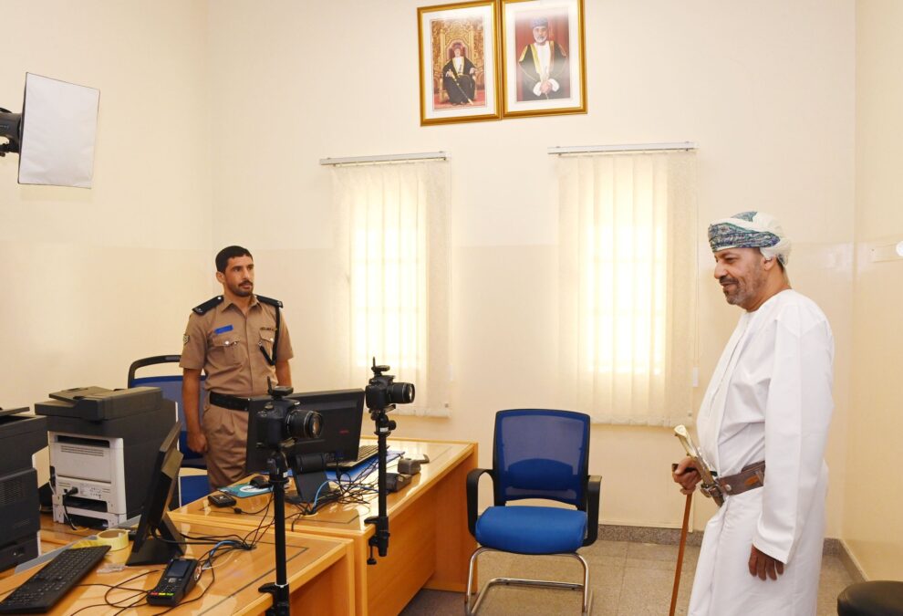 وزيرُ الداخلية يزور الإدارة العامة للأحوال المدنية بشرطة عُمان السُّلطانية 3 IMG 8044