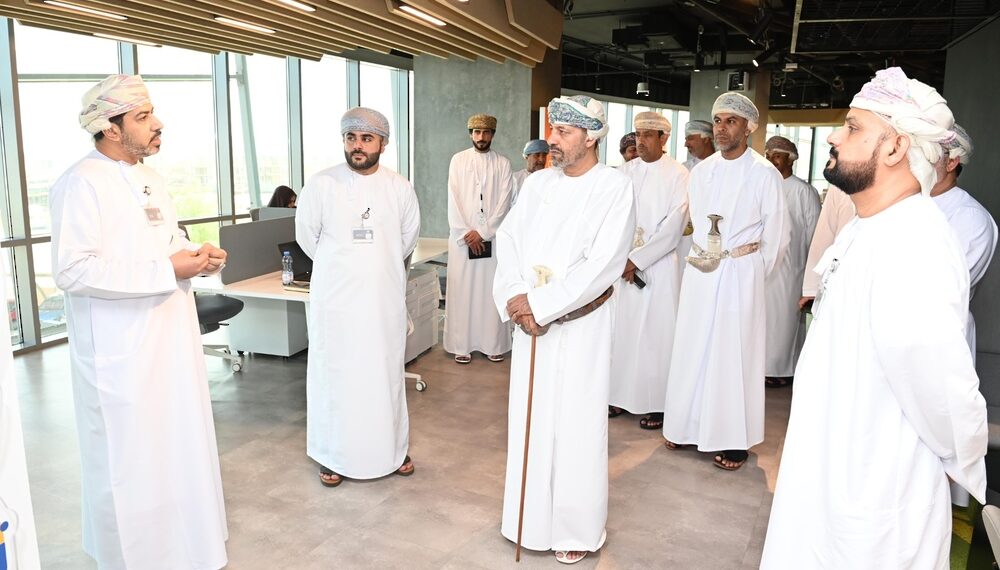 وزير الداخلية يزور غرفة العمليات لإدارة المنظومة الخاصة بالانتخاب