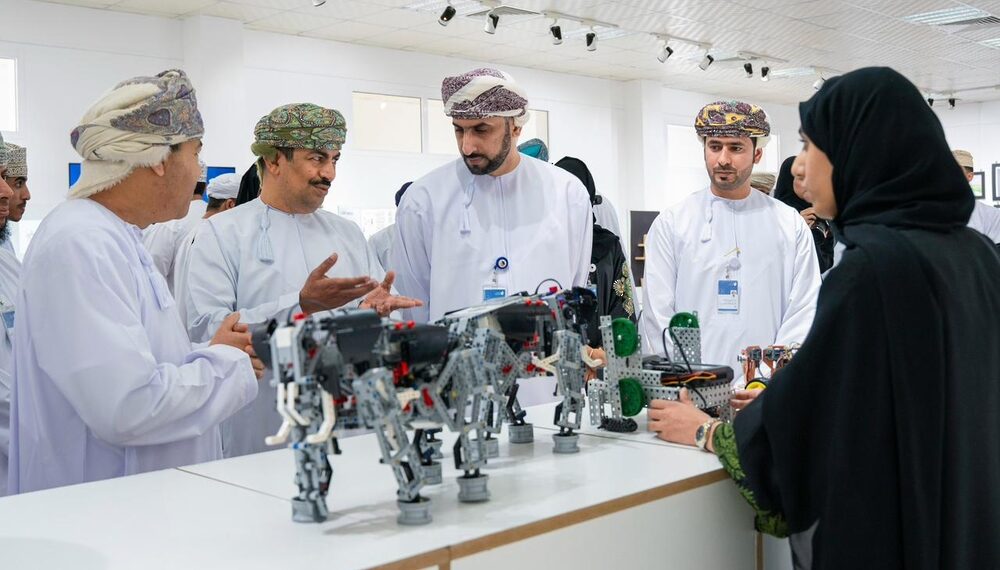 معالي الدكتور وزير الإعلام يلتقي طلبة جامعة التقنية والعلوم التطبيقية بنزوى‬⁩