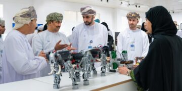 معالي الدكتور وزير الإعلام يلتقي طلبة جامعة التقنية والعلوم التطبيقية بنزوى‬⁩