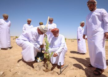 تدشين أولى مشاريع الاعتماد الكربوني الذي تنفذه شركة تنمية نخيل عمان وشركة تنمية نفط عمان