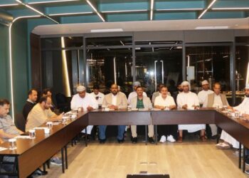 وفد رجال أعمال محافظتي ظفار والداخلية يجتمعون برجال الأعمال الإندونيسيين