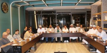 وفد رجال أعمال محافظتي ظفار والداخلية يجتمعون برجال الأعمال الإندونيسيين