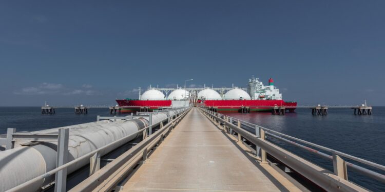 توقيع اتفاقية بيع نحو مليون طن متري سنويًّا من الغاز الطبيعي المسال العُماني لشركة بي بي