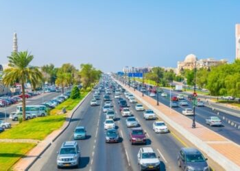 بدءًا من مساء اليوم.. منع وقوف المركبات على جانبّي شارع السلطان قابوس