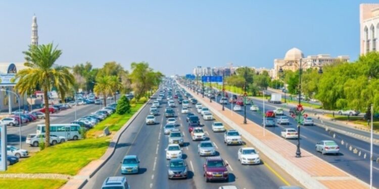 بدءًا من مساء اليوم.. منع وقوف المركبات على جانبّي شارع السلطان قابوس