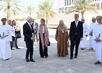 حرمُ الرئيس الألماني تزور مركز تاريخ العلوم بالجامعة الألمانية للتكنولوجيا في عُمان